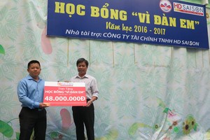 HD SAISON trao 40 suất học bổng cho học sinh có hoàn cảnh khó khăn