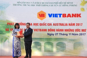 VietBank trao tặng 30 suất học bổng cho học sinh Trường THPT Chuyên Lê Hồng Phong 