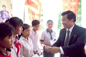 Nam A Bank trao học bổng cho sinh viên dân tộc thiểu số tại Đồng Nai