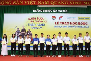  Nam A Bank và hoa hậu H’Hen Niê trao học bổng tại Đăk Lăk