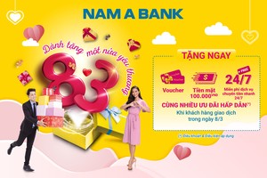 Khách hàng nữ được Nam A Bank tặng quà khi đến giao dịch ngày 8/3