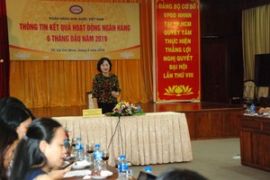 Phó thống đốc NHNN Nguyễn Thị Hồng phát biểu tại buổi gặp mặt báo chí