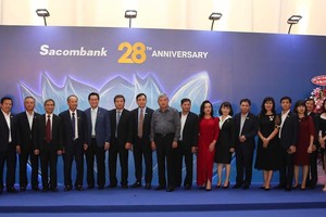 Ông Đặng Văn Thành chụp ảnh với lãnh đạo Sacombank và quan khách tại lễ kỷ niệm. 