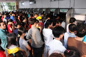 Công nhân rút tiền tại cây ATM ở Khu chế xuất Linh Trung.