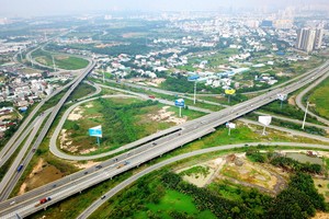 Hạ tầng TP.HCM đã có nhiều cải thiện trong thời gian qua, song vẫn còn nhiều hạ chế. Ảnh: Lê Toàn