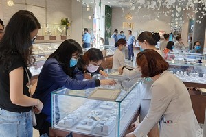 Khách hàng mua vàng và trang sức tại cửa hàng của PNJ