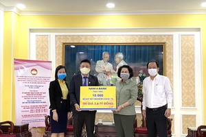 Ông Hoàng Việt Cường – Phó tổng giám đốc Nam A Bank trao tặng 10.000 bộ kit xét nghiệm Covid-19 cho Đại diện Ủy ban Mặt trận Tổ quốc Việt Nam và Sở Y tế TP.HCM.
