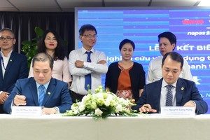 Ông Hồ Phan Hải Triều  - Phó tổng giám đốc Vietbank (bên trái) và đại diện NAPAS ký thỏa thuận hợp tác thanh toán giao thông không tiếp xúc