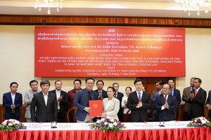 Bà KhamChanh - Thứ trưởng Bộ Kế hoạch và Đầu tư nước CHDCND Lào và ông Nguyễn Minh Tín - Đại diện TTCA đã tiến hành ký kết về việc TTCA chính thức được tô nhượng thêm 3.127 ha đất