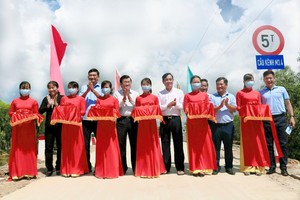 Nguyên Uỷ viên Bộ chính trị, nguyên Chủ tịch nước CHXHCN Việt Nam - ông Trương Tấn Sang, Ban lãnh đạo Vietbank, cùng lãnh đạo địa phương cắt băng khánh thành cầu.