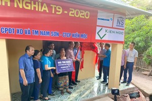 Đại diện Eximbank cùng Sở Kế hoạch Đầu tư tỉnh Nghệ An trao tặng “Nhà tình nghĩa” cho cụ Lương Thị Thuận