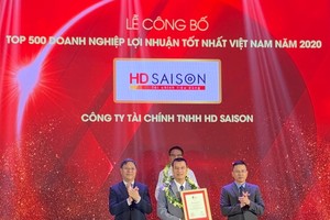 Đại diện HD SAISON nhận chứng nhận PROFIT500 tại Lễ Công Bố