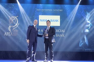Đại diện Nam A Bank – ông Hà Huy Cường (Phó tổng giám đốc) nhận giải thưởng Corporate Excellence Award - Doanh nghiệp xuất sắc châu Á và Fast Enterprise Award - Doanh nghiệp tăng trưởng nhanh.