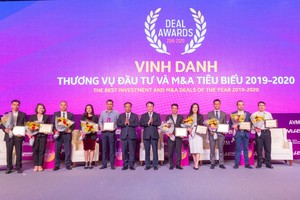 Bà Trịnh Thị Mai Anh, Thành viên HĐQT OCB (thứ 4 từ trái qua) nhận vinh danh Top 10 thương vụ đầu tư và M&A tiêu biểu 2019 - 2020