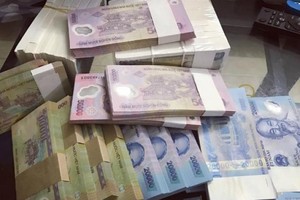 Kiểm soát chặt việc đổi tiền mới lì xì dịp tết Tân Sửu