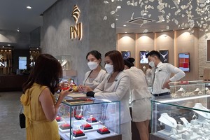 Khách hàng sớm mua vàng cầu vía Thần Tài tại hệ thống cửa hàng PNJ Next Hai Bà Trưng, quận 1, TP.HCM. 
