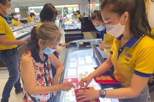 Giá vàng trong nước luôn cao hơn thế giới, có lúc cao hơn tới 20 triệu đồng/lượng.