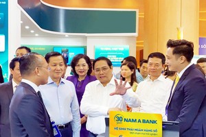 Thủ Tướng Phạm Minh Chính tham quan Hệ sinh thái Ngân hàng số của Nam A Bank