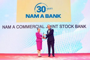 Đại diện Nam A Bank nhận giải thưởng “Nơi làm việc tốt nhất châu Á 2022”