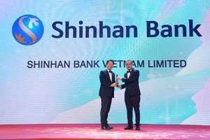 Ông Lee Jong Hyuck (bên trái) – Phó tổng giám đốc Ngân hàng Shinhan Việt Nam tại buổi lễ trao giải “Nơi làm việc tốt nhất châu Á 2022”