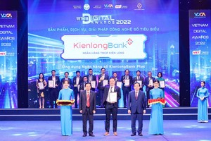 Đại diện KienlongBank nhận giải thưởng vinh danh sản phẩm, dịch vụ, giải pháp công nghệ số tiêu biểu