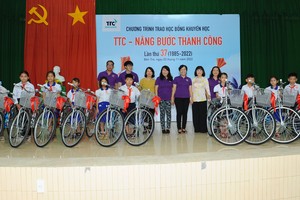 Bà Huỳnh Bích Ngọc - Phó Chủ tịch Thường trực Tập đoàn TTC thấu hiểu những khát khao, phấn đấu vươn lên của các em học sinh nơi làng quê xa xôi