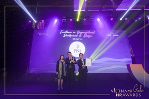 Ông Lê Trí Thông - Phó chủ tịch HĐQT kiêm Tổng giám đốc PNJ (ở giữa) và ông Nguyễn Anh Hùng - Giám đốc cao cấp nguồn nhân lực PNJ vinh dự nhận giải Chiến lược đổi mới mô hình quản trị nhân sự