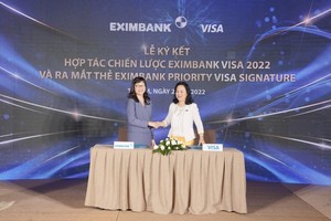 Bà Đinh Thị Thu Thảo – Phó tổng giám đốc Eximbank (bên trái) cùng ký kết hợp đồng hợp tác chiến lược với bà Đặng Tuyết Dung – Giám đốc Visa Việt Nam và Lào
