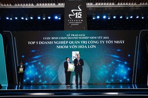 Bà Cao Thị Ngọc Dung – Chủ tịch HĐQT PNJ nhận giải thưởng Top 5 Doanh nghiệp quản trị công ty tốt nhất – Nhóm vốn hóa lớn