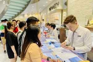 Khách hàng tranh thủ mua vàng cầu may ngày vía Thần Tài 