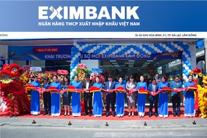 Đại diện cơ quan ban ngành tại địa phương cùng Ban Lãnh đạo Eximbank cắt băng khánh thành trụ sở mới.