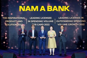 Đại diện Nam A Bank vinh dự nhận các giải thưởng từ JCB
