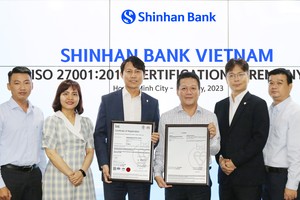 Ngân hàng Shinhan Việt Nam nhận chứng chỉ ISO 27001:2013 về an toàn thông tin từ viện tiêu chuẩn Anh
