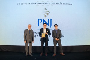 Ông Đào Trung Kiên – Thành viên HĐQT, Giám đốc Cao cấp – Vận hành PNJ đại diện nhận chứng nhận từ Ban tổ chức (Ảnh: Việt Hùng)