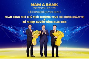 Ông Trần Ngô Phúc Vũ - Chủ tịch HĐQT Nam A Bank tặng hoa chúc mừng ông Trần Ngọc Tâm và ông Trần Khải Hoàn