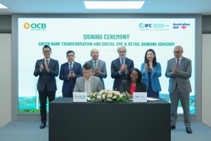 Đại diện OCB và IFC thực hiện ký kết thỏa thuận tư vấn chuyển đổi ngân hàng xanh và dịch vụ ngân hàng số
