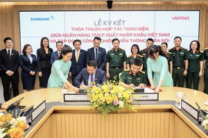Ông Nguyễn Hoàng Hải, quyền Tổng giám đốc Eximbank (bên trái) và ông Nguyễn Mạnh Hổ, đại diện Tập đoàn Viettel cùng đại diện lãnh đạo hai đơn vị trong buổi lễ ký kết thoả thuận hợp tác.