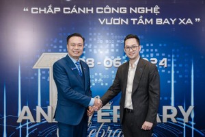 Ông Lương Nguyễn Minh Đăng - Giám đốc Khối Ngân hàng Bán lẻ Eximbank và ông Nguyễn Xuân Thủy – Nhà sáng lập VBCI ký kết Biên bản Ghi nhớ.