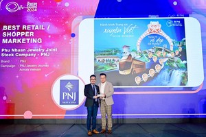 Đại diện PNJ nhận giải thưởng Best Retail Marketing 2024 tại Singapore (Ảnh: Marketing Interactive) 