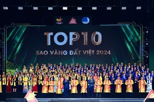 Phó Thủ tướng Thường trực Nguyễn Hòa Bình và Bí thư thứ nhất Trung ương Đoàn Bùi Quang Huy trao danh hiệu Top 10 Sao vàng đất Việt năm 2024 cho các doanh nghiệp nghiệp tiêu biểu (Ảnh: Ban tổ chức)