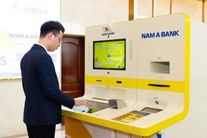 Khách hàng giao dịch tại Điểm giao dịch số tự động OneBank