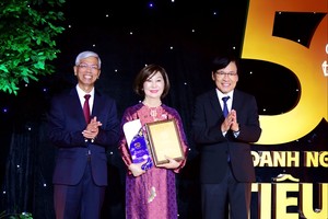 Bà Đặng Thu Thủy, Thành viên HĐQT ACB, đại diện ngân hàng lên nhận giải