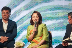 Bà Đặng Huỳnh Ức My - Chủ tịch HĐQT TTC AgriS chia sẻ ý nghĩa của cuốn sách “Right to Win - ‘Cửa thắng’ của nông nghiệp Việt: Cách thức AgriS và Betrimex tham gia chuỗi cung ứng toàn cầu”. 