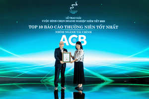 Ông Đàm Văn Tuấn - Phó Tổng giám đốc ACB nhận giải thưởng tại VLCA 2025.