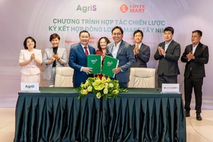 Ông Huỳnh Văn Pháp - Phó Tổng Giám đốc AgriS và ông Shin Juback - Tổng giám đốc LOTTE MART trao biên bản ký kết hợp tác