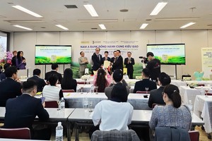 Đại diện Nam A Bank ký kết hợp tác cùng Liên hiệp hội Người Việt Nam tại Nhật Bản (VUAJ).