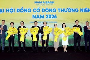 Thành viên HĐQT nhiệm kỳ mới nhận hoa chúc mừng