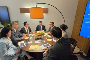 Đại diện Lãnh đạo Nam A Bank làm việc cùng đại diện Ngân hàng Crown Agents Bank.