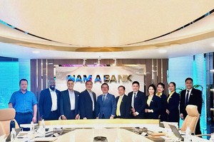 Ban lãnh đạo BlueOrchard và Nam A Bank cùng nhau thảo luận các chương trình hợp tác.