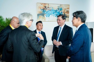 Lãnh đạo HDBank trao đổi với nhà đầu tư bên lề Diễn đàn